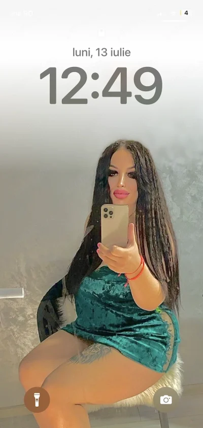 Bruneta cu fundul mare