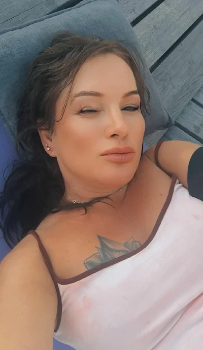 Bruneta eleganta si seducătoare -poze reale