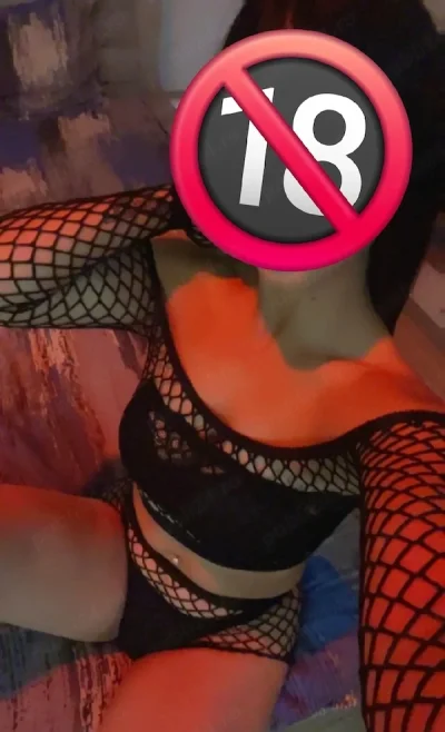 Poze reale !!! Bruneta subtirica ochi albastrii!