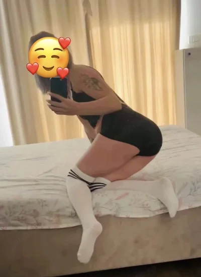 Eliza singură în locație