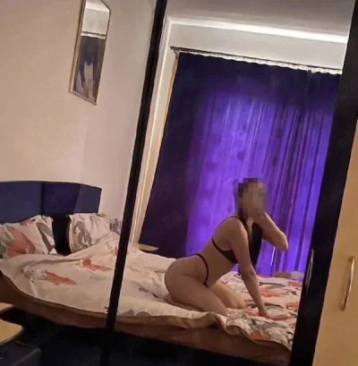 Brunetă Seducătoare